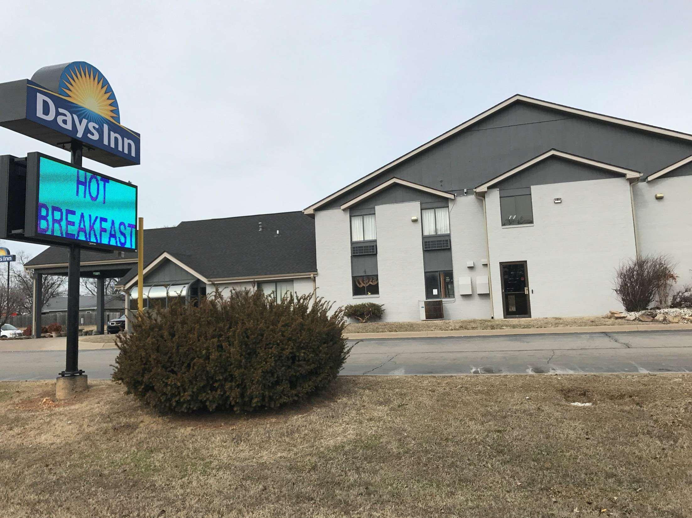 Days Inn By Wyndham Carthage Exterior foto